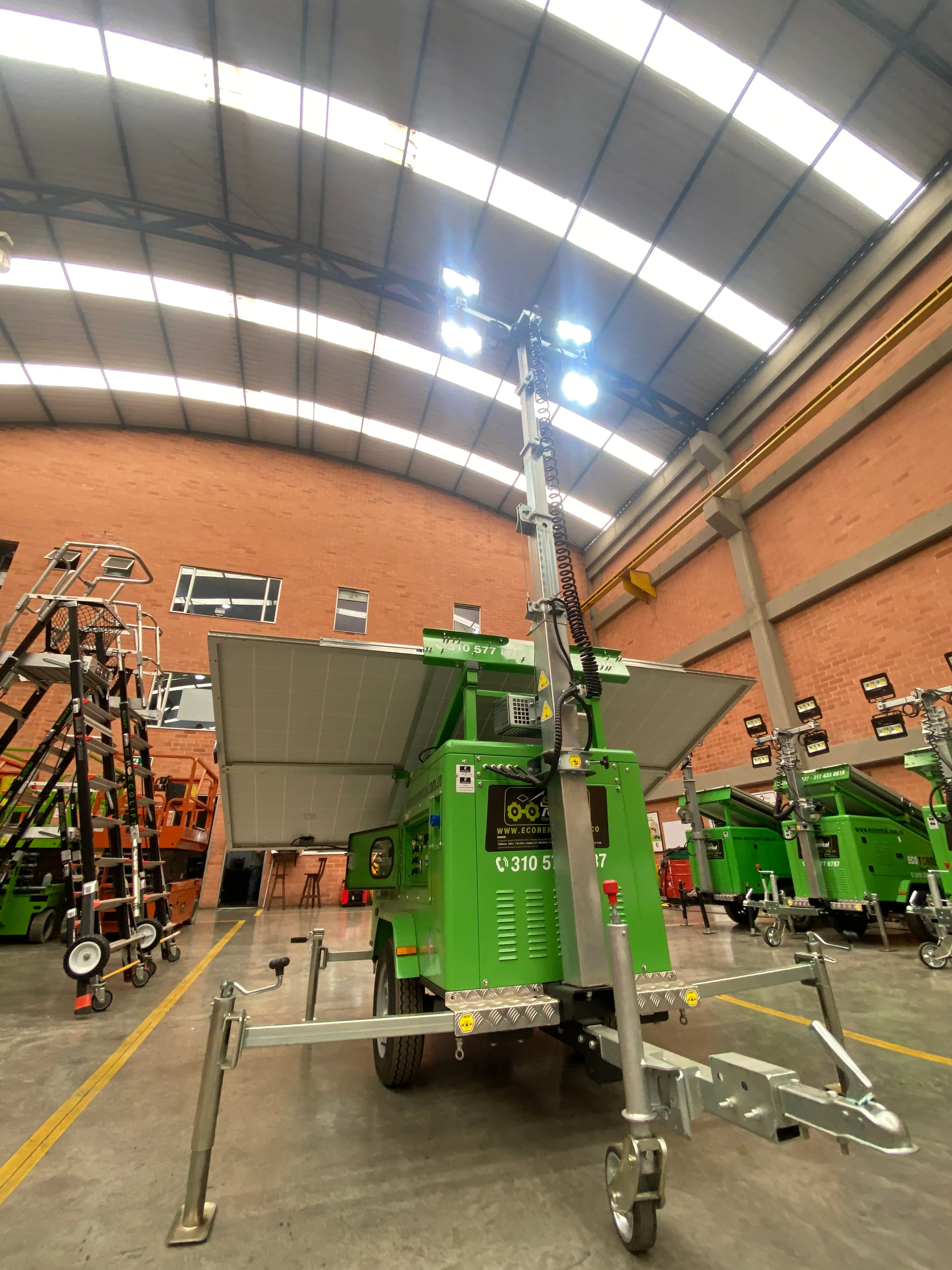 Torres de iluminación solar en días nublados en perfecto funcionamiento con sus baterías recargadas