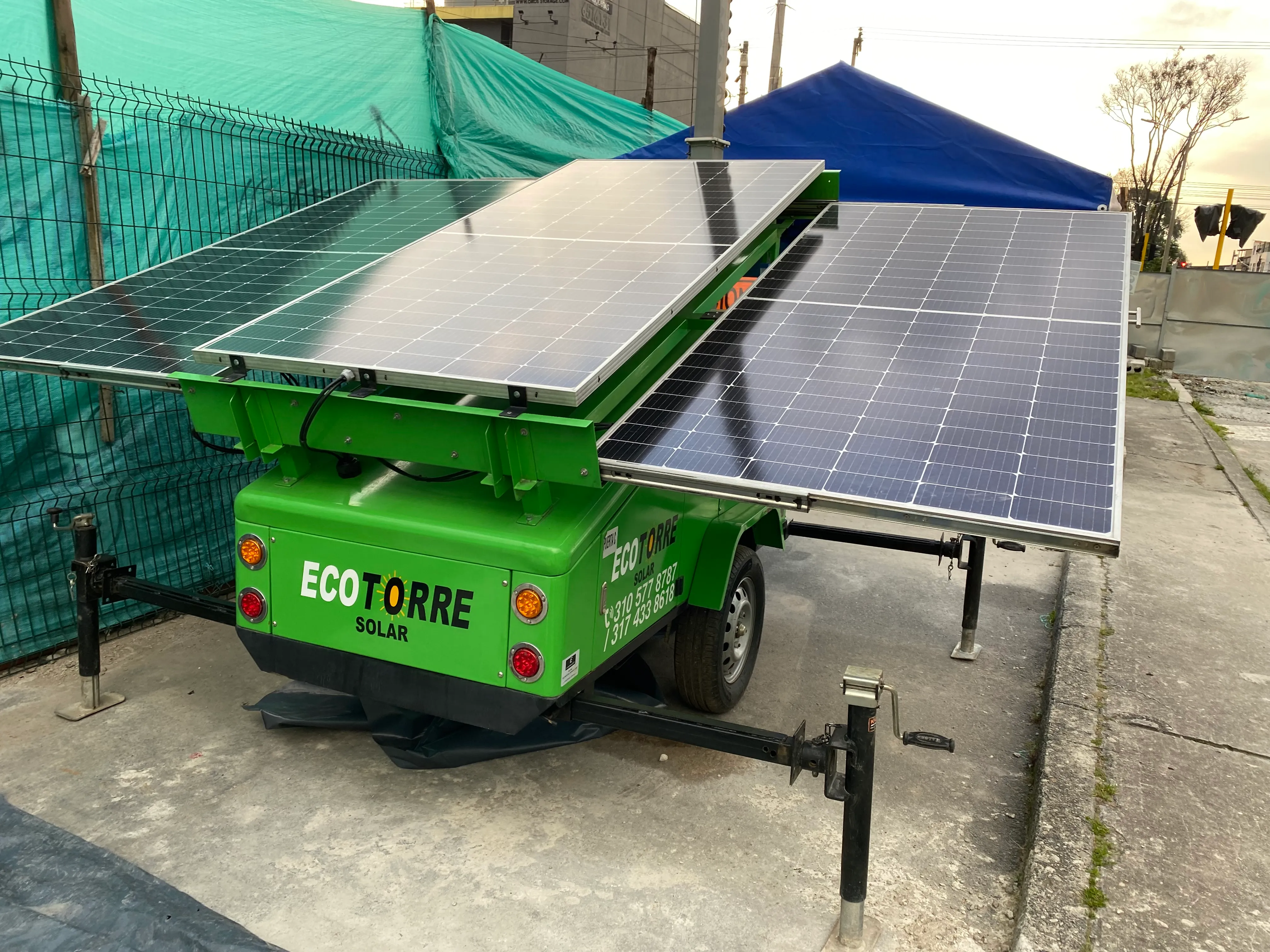 Torres de iluminación sin problema de iluminar en días nublados 