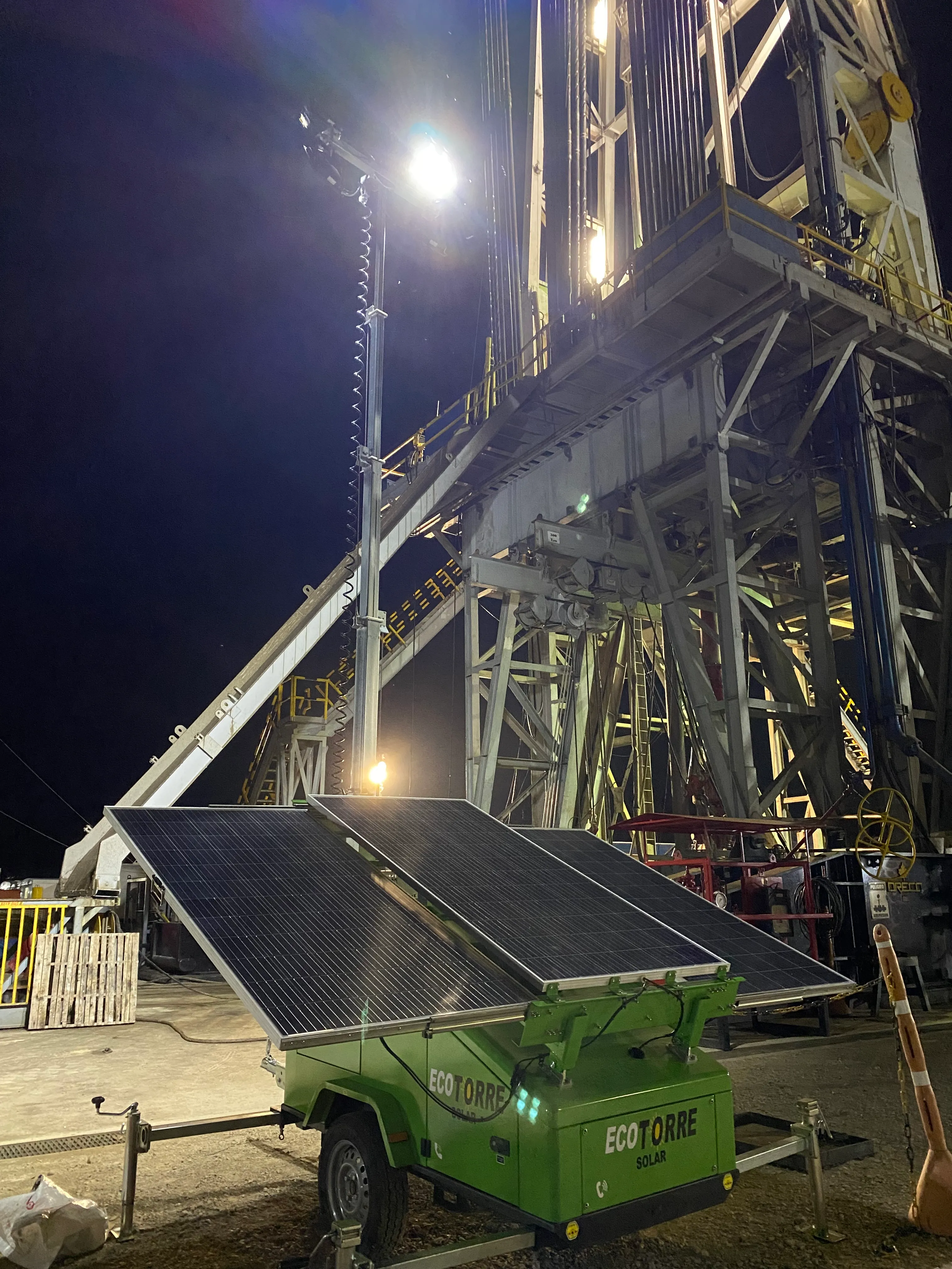 Torre de iluminación solar en acción, iluminando el área de trabajo durante la noche con energía sostenible