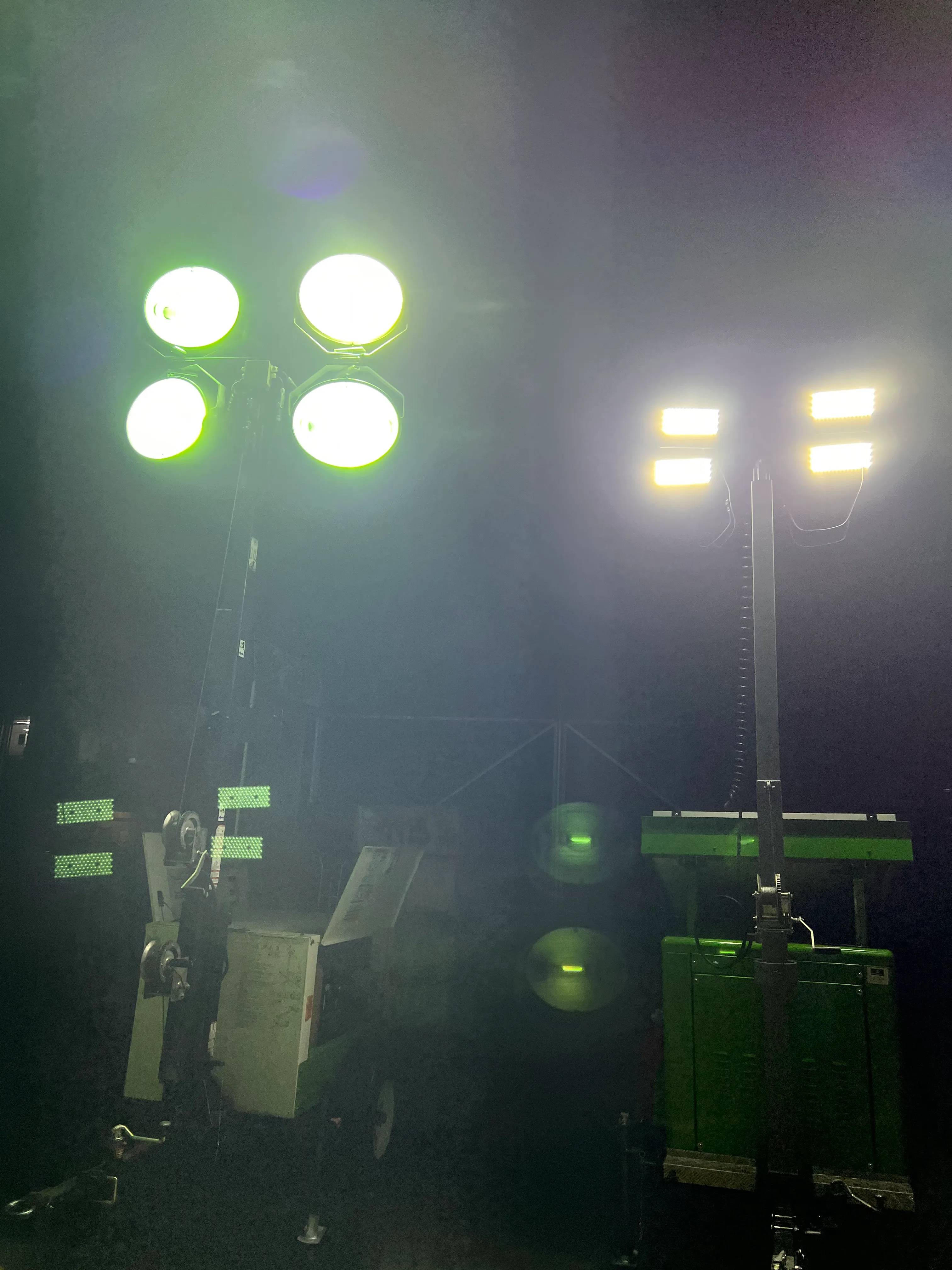 Torre con paneles solares y luz led ecológicas