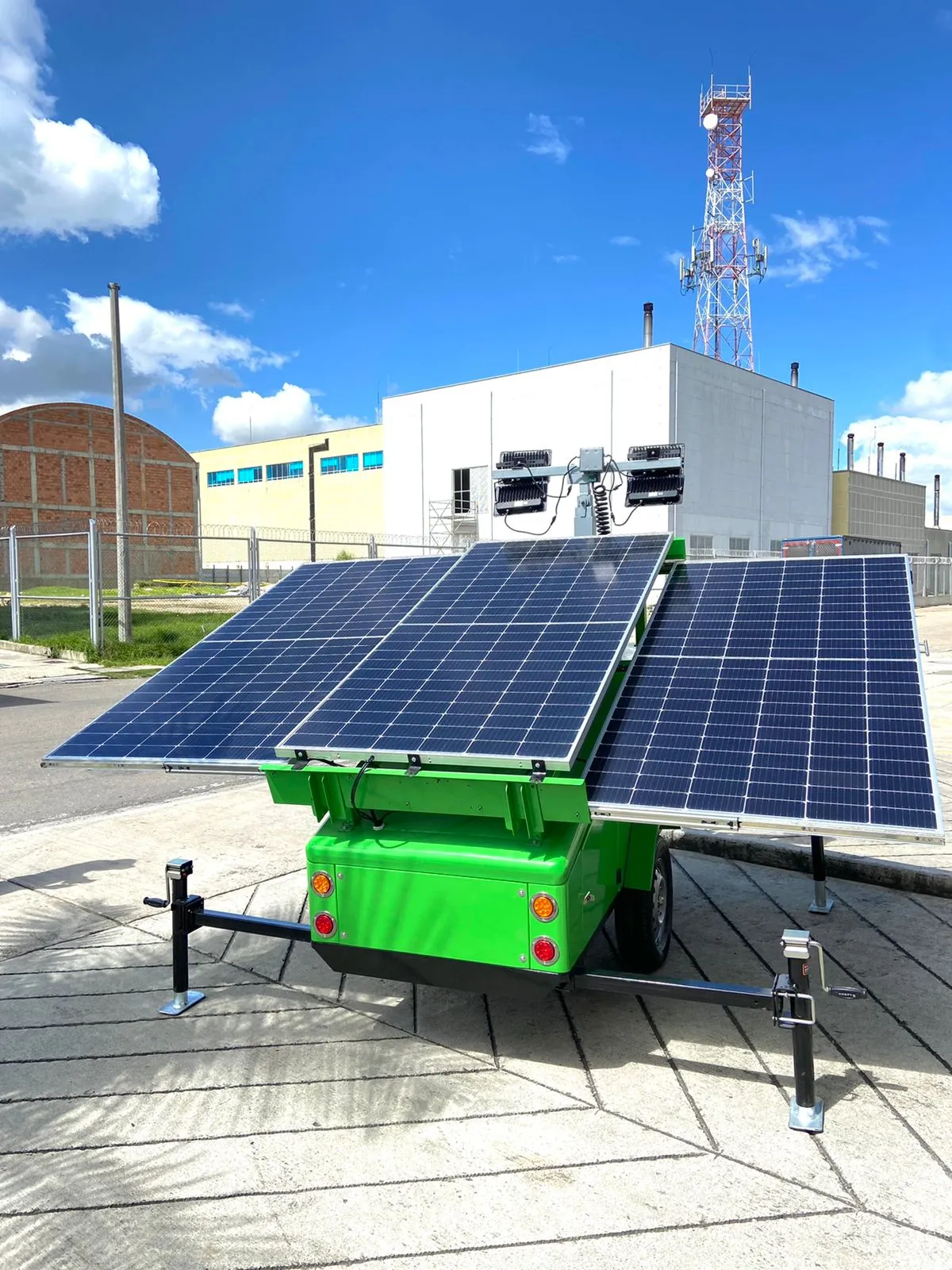 Torres de iluminación en operación nocturna