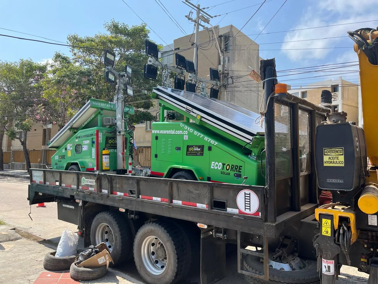 ¿Qué tecnología se utiliza en las torres de iluminación solar y cómo contribuye a la energía sostenible?